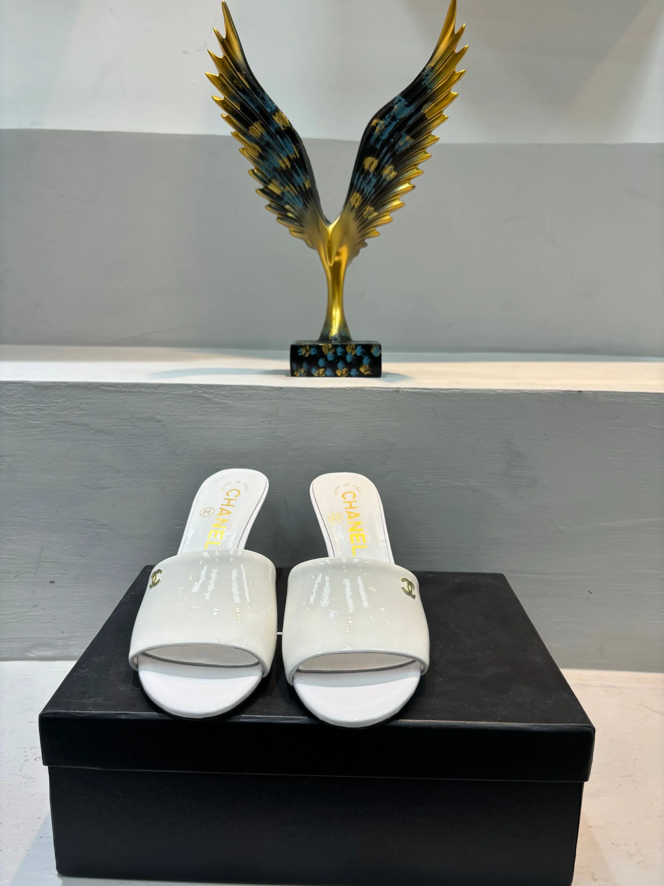 👟👟Ex-factory price 520👟👟 🌲🌲🌲 Chanel's new slippers for early summer, the same style is used by major fashion bloggers and celebrities, they are so beautiful! The upper is made of imported glossy patent leather and the lining is made of sheepskin. Original leather outsole, heel height 5cm. Size: 35-41 (custom-made 40 and 41 non-refundable)
